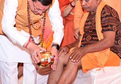 हरिद्वार में शिवभक्त कांवड़ियों पर पुष्प वर्षा, सीएम धामी ने चरण प्रक्षालन कर स्वागत किया