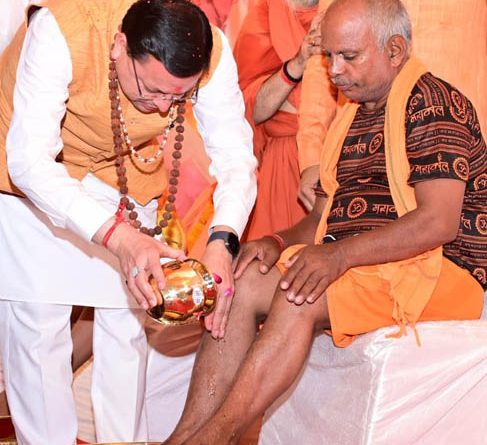 हरिद्वार में शिवभक्त कांवड़ियों पर पुष्प वर्षा, सीएम धामी ने चरण प्रक्षालन कर स्वागत किया